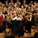 130 Musiker:innen auf der Bühne, WESTWINDS und SBOK gemeinsam