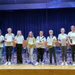 Die "Bronzenen" des Musikverein Zirl, flankiert auf der linken Seite von Bez.jug.ref. Pascal Geyr und Jug.ref.in Julia Walser (Zirl) sowie rechts Bez.jug.ref.Stv.in Anna Abfalterer