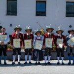 Mit der silbernen Verdienstmedaille für 25-jährige Mitgliedschaft wurden ausgezeichnet (v.l.n.r.): Josef Gruber (Flaurling), Stefan Eiter (Oberhofen), Stefan Föger (Oberhofen), Barbara Schallenmüller (Ranggen), Andreas Kranebitter (Oberhofen), Bernhard Nuener (Oberhofen), Mag. Markus Neurauter (Pfaffenhofen); Kpm. Manuel Witsch (Oberhofen) war nicht anwesend