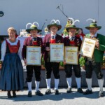Mit der goldenen Verdienstmedaille für 55-jährige Mitgliedschaft wurden ausgezeichnet (v.r.n.l.): Herbert Oberdanner (Wildermieming) u. Peter Witsch (Zirl).
Hermann Gspan u. Heinz Neuner (beide Zirl) erhielten die goldene Verdienstmedaille für 60-jährige Mitgliedschaft