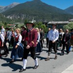 Die MK Oberhofen begleitete die Ehrengäste zum Festzelt.