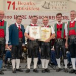 Ehrung von Michael Holzeis (Grünes Verdienstzeichen des Tiroler Blasmusikverbandes für 10 Jahre Obmann) und Georg Spielmann (Goldene Verdienstmedaille für 40-jährige Mitgliedschaft)