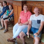 Die Reiseteilnehmer lauschten den Worten des Bürgermeisters.