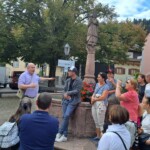 Philipp Häßler zeigte uns seine Stadt; hier vor dem Nikolausbrunnen