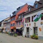 Hauptstraße durch Elzach mit den schönen bunten Häuserfronten, vor uns das Stadtmuseum mit der Tiroler Fahne uns zu Ehren