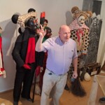 Philipp erläutert die Elzacher Fasnachtsfiguren, die im Stadtmuseum ausgestellt sind