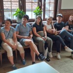 Die Reiseteilnehmer lauschten den Worten des Bürgermeisters.