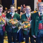 Bezirksobmann Bruno Haselwanter bedankt sich bei den 3 Dirigenten mit einem Blumenstrauß.