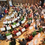 Der Hattinger Kapellmeister Peter Kostner dirigiert das Bezirksblasorchester 40+