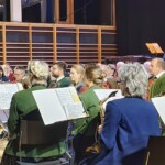 Bezirkskapellmeister Alois Kranebitter dirigiert das Bezirksblasorchester 40+