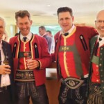 Nach dem Festabend wird natürlich ausgiebig diskutiert (v.l.n.r.) Ehrenbezirksobmann Roland Mair, Kapellmeister Peter Kostner aus Hatting, Stephan Holzknecht aus Inzing und Gerhard Scheiring aus Pettnau