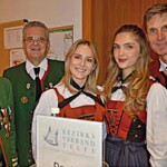 Begrüßten die eintreffenden Festgäste (v.l.n.r.) Bez.kpm. Alois Kranebitter, Bez.obm. Bruno Haselwanter, die Hattinger Marketenderinnen Paula Geyr u. Katharina
Tamerl sowie der Hattinger Obmann Gerhard Krug