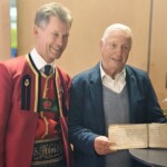Ernst Pickelmann zeigt Peter Kostner im Interview sein erstes, vom damaligen Flaurlinger Kapellmeister Josef Strigl geschriebene Posaunen-Marschbuch. Josef Strigl war auch der Initiator zur Gründung des Bezirksverbandes Telfs im Jahr 1950 und wurde zum 1.Bezirksobmann gewählt.