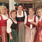 Das Serviceteam des Hattinger Kirchenchors beim Getränkeausschank