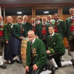 Die Musikant:innen der MK Pettnau (v.l.n.r.) Gerhard Scheiring, Monika Probst, Silvia Krug, Herbert Zangerl, Gilbert Haselwanter, Markus Mader, Stefan Kraxner, Matthias Krug, Laurin Kraxner, Martin Hollaus; vorne knieend Bruno und Stefan Haselwanter