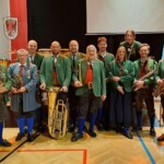 Die Musikant:innen der MMK Telfs (v.l.n.r.) Hermann Körber, Franz Muigg, Andreas Kranebitter, Anton Sterzinger, Arnold Wackerle, Walter Fartek, Lukas Wackerle, Colette Verra, Madeleine Probst, Matthijs Spiss, Arthur Bacher