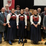 Die Musikant:innen der MK Pfaffenhofen (v.l.n.r.) Franz Muigg, Hannes Siebert, Alfred Kerber, Elisabeth Siebert, Florian Degenhart, Bettina Harm, Arnold Breitfuss (Ehrenkapellmeister), Tanja Ströhle, Roland Mair (Ehrenobmann), Johannes Schmid, Andreas Reiter, Arthur Messner