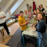 Christian Neuner (Jugendreferent der MK Wildermieming) beaufsichtigt die Kinderschar beim Basteln eines Tambourstabes.