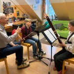 Reinhold Sonnweber unterrichtet die beiden Fagott-Jungmusikanten.