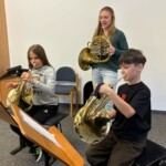 Maria Niedermühlbichler coacht die beiden Horn-Schüler.