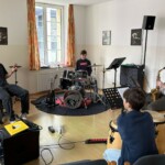 Lukas Wackerle betreut die beiden Schlagwerker, zu denen sich auch ein Saxophonist für ein Stück dazugesellt hat.